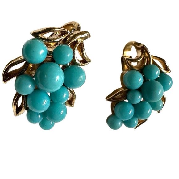 Vintage Crown Trifari gold tone turquoise beaded clip on earrings - Picture 9 of 10